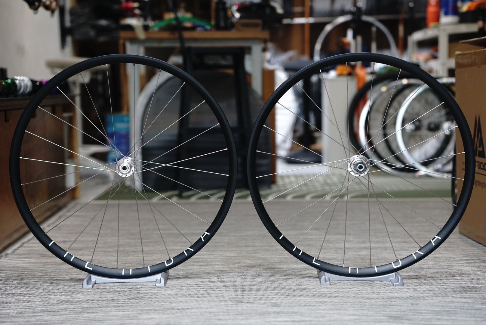 H Plus Son Hydra // White Industries CLD – BuiltWheels